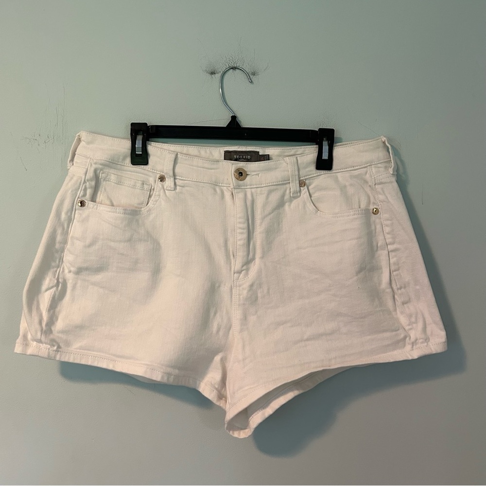 Torrid Feel the Fit White Jean Shorts Size 14